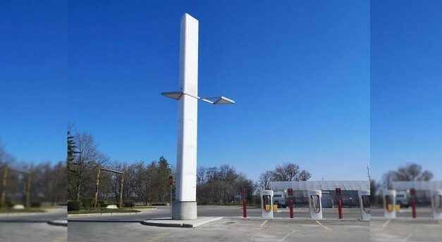 Tesla a installé une mystérieuse tour dans sa station Supercharger en Ontario
