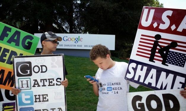 Des employés de Google manifestent lors d’une assemblée d’actionnaires d’Alphabet